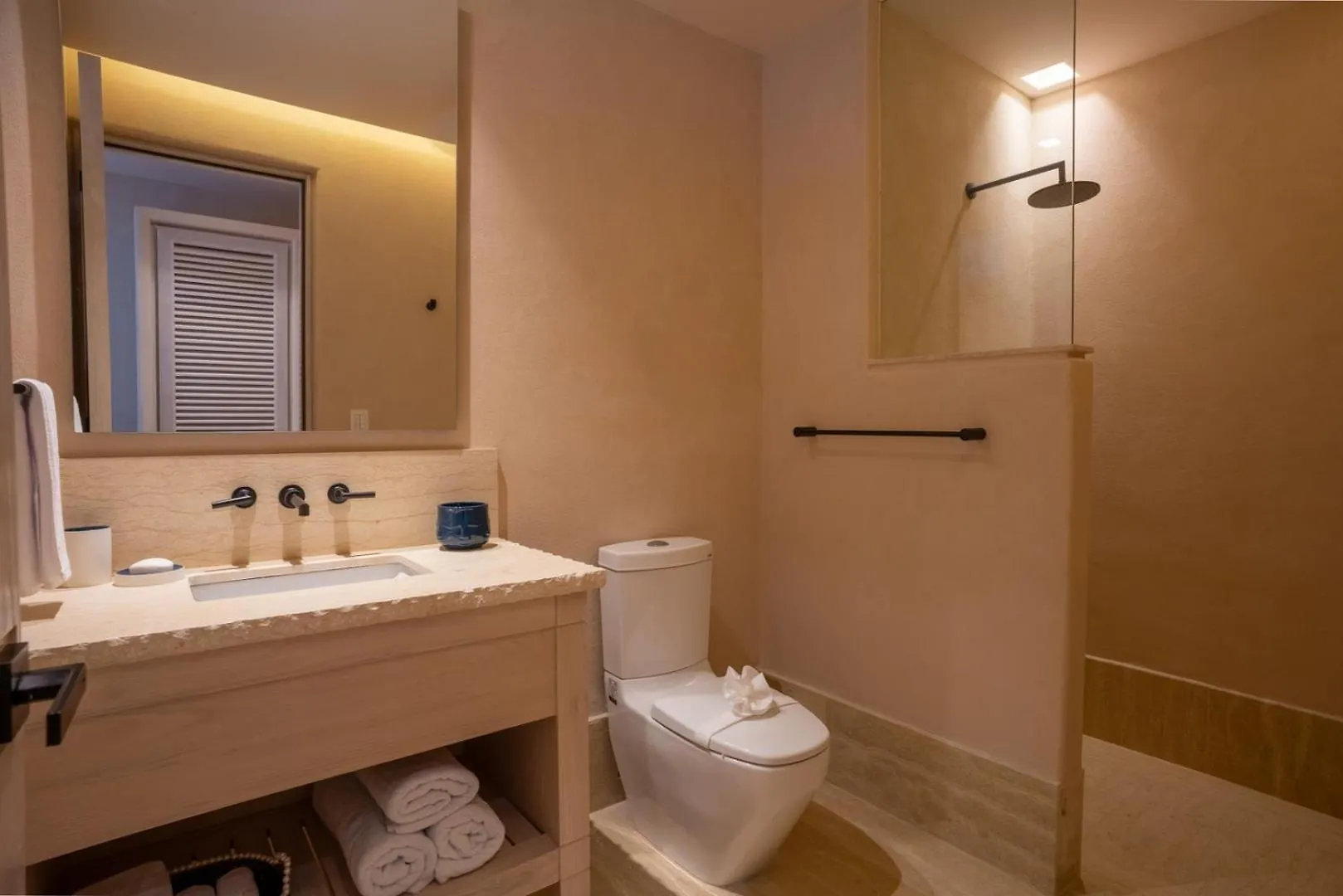 Luxury Beachfront 4Br Apartment In Isla Mujeres